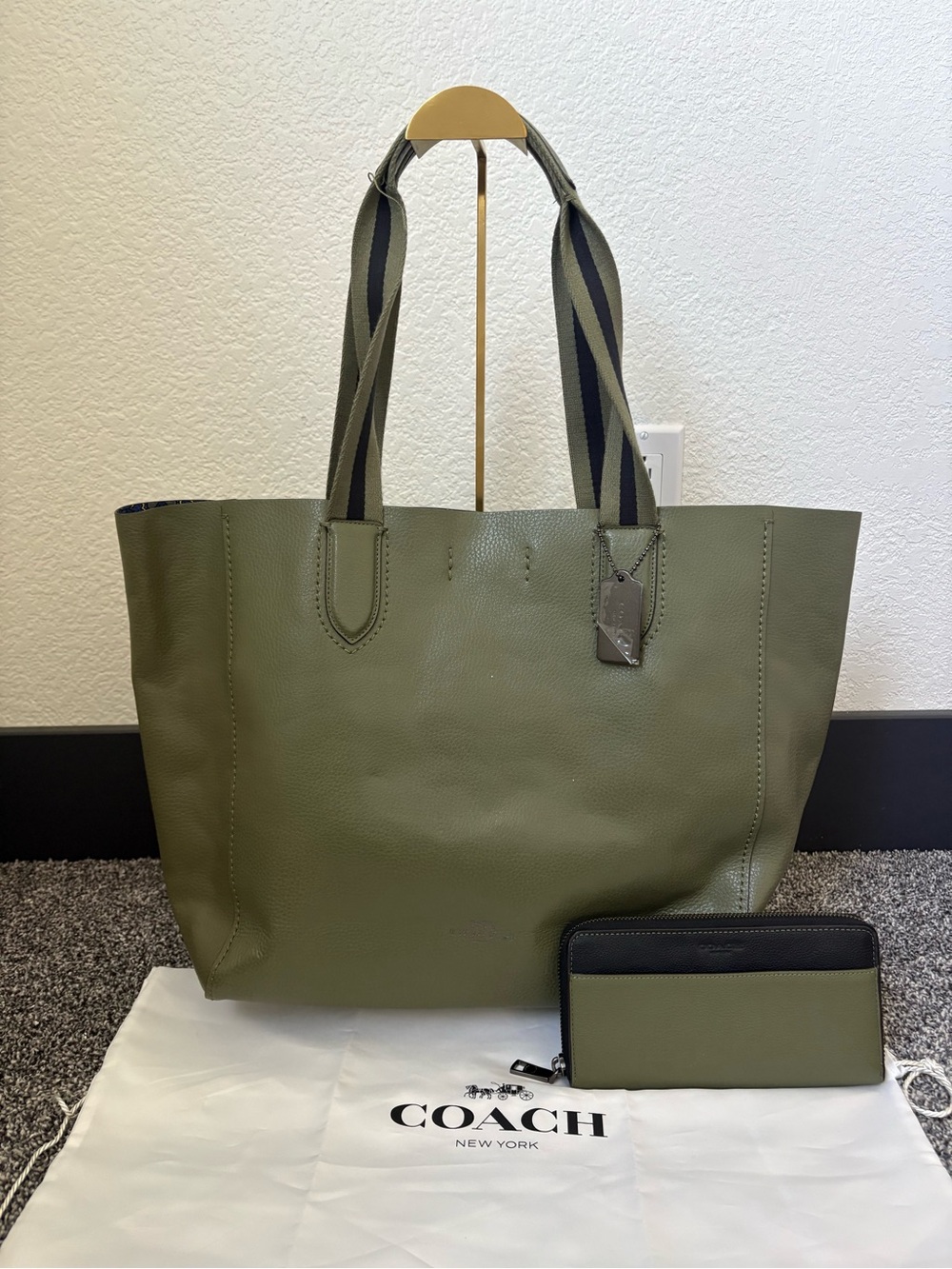 COACH LARGE DERBY TOTE - Picture 4 of 12